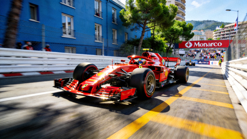 F1摩纳哥大奖赛回放截图，赛车在街道飞驰
