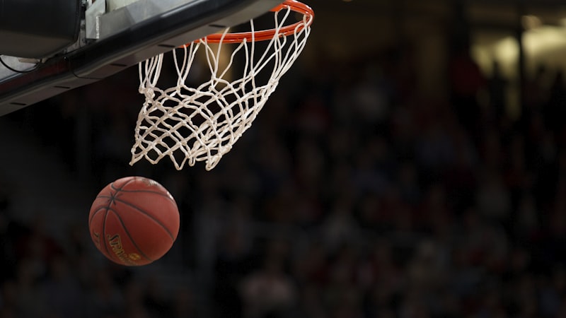 NBA季后赛湖人队与勇士队比赛回放截图，詹姆斯持球突破